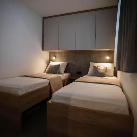 Lux Mobile Homes - Two Bedroom With Private Hot Tub Aria
