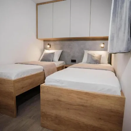 Lux Mobile Homes - Two Bedroom With Private Hot Tub Aria Сasa de vacaciones Vodice